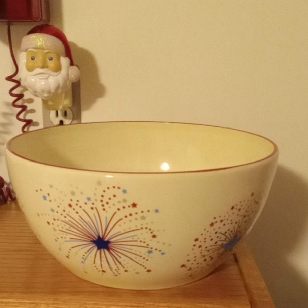 Festive Cream Bowl with Starburst Design ❤️🤍💙❤️🤍💙